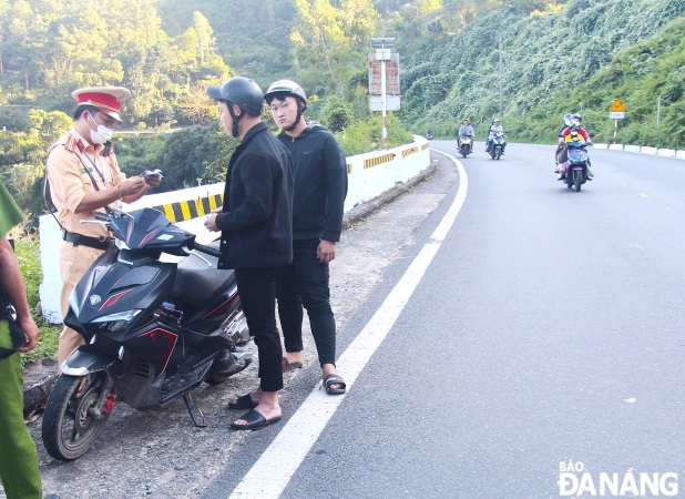 tinh trang phuong tien giao thong hon loan tren dinh deo hai van8