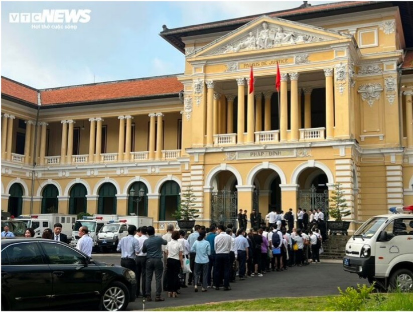 bi cao truong my lan mac ao so mi trang xuat hien tai phien toa xet xu vu van thinh phat