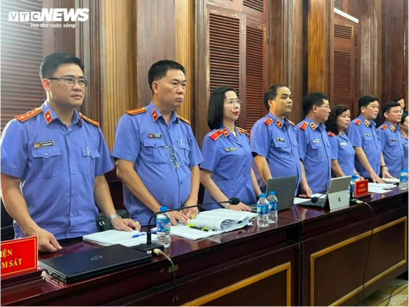 bi cao truong my lan mac ao so mi trang xuat hien tai phien toa xet xu vu van thinh phat4