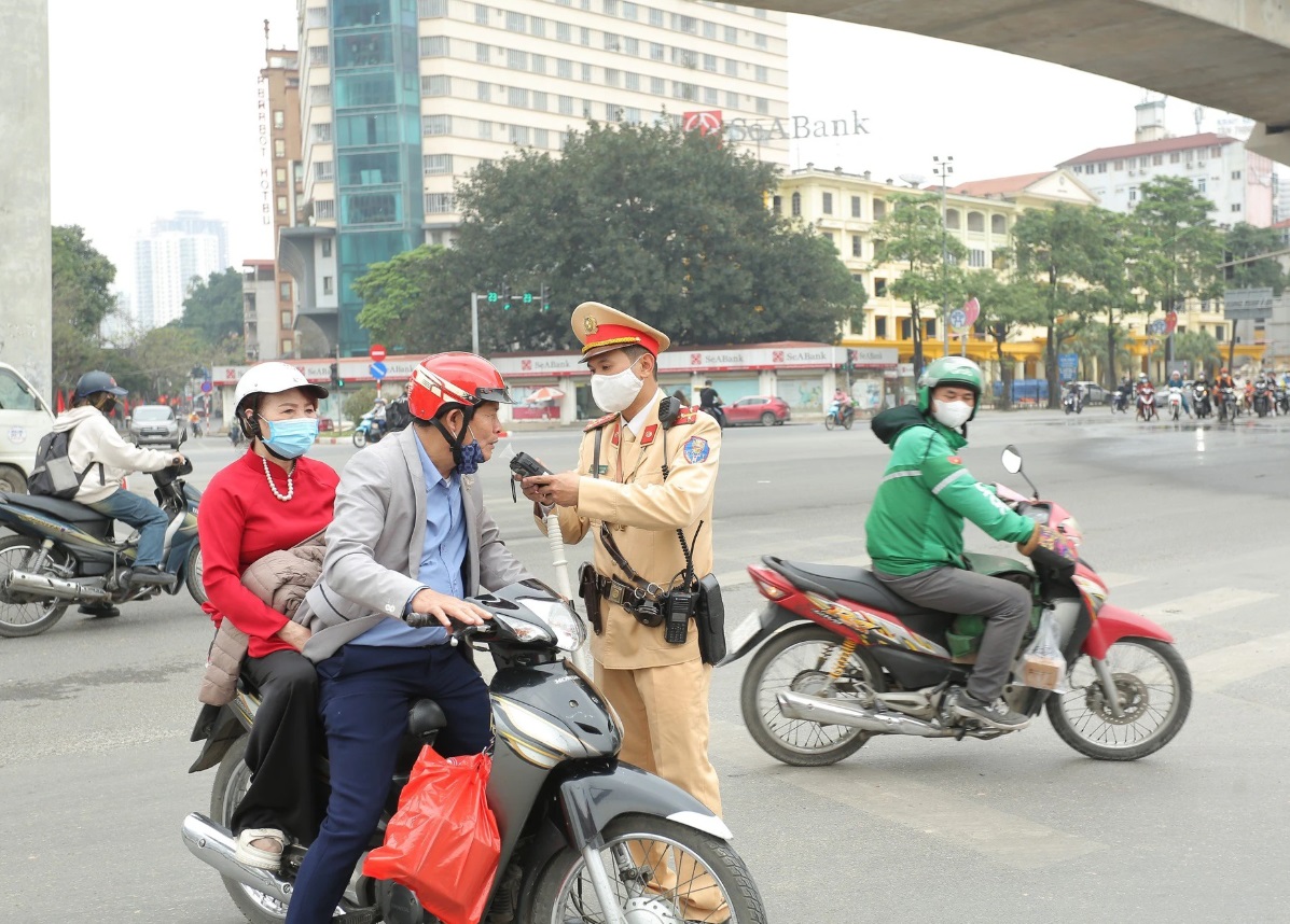 Tin trong nước - Kiểm tra nồng độ cồn hàng loạt nữ tài xế tối 8/3 (Hình 7).