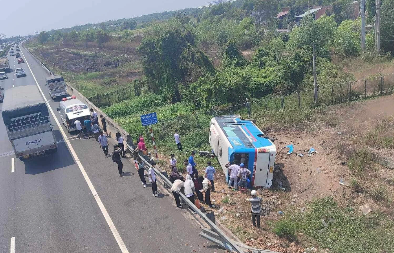 xe khach 29 cho lat tren cao toc tp hcm trung luong nhieu nguoi bi thuong