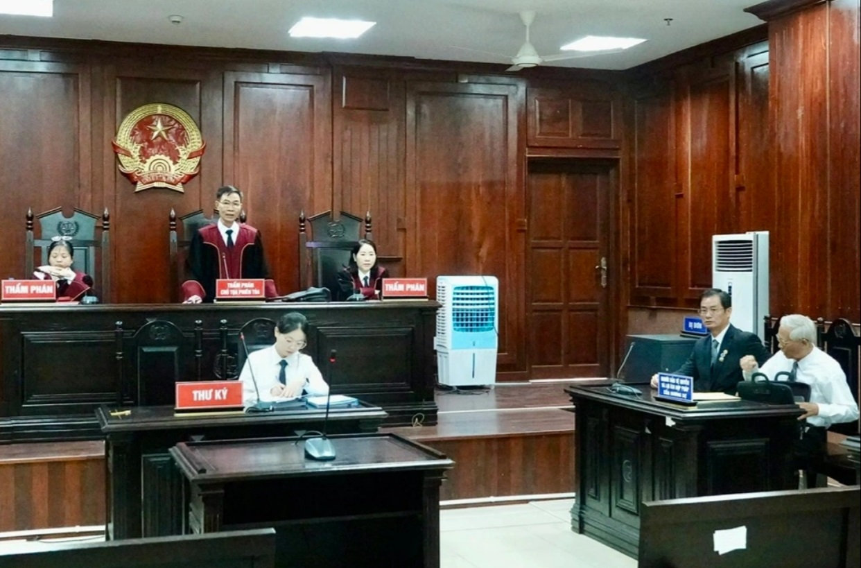 ba nguyen phuong hang vang mat ba dinh thi lan bat khoc tai phien toa phuc tham