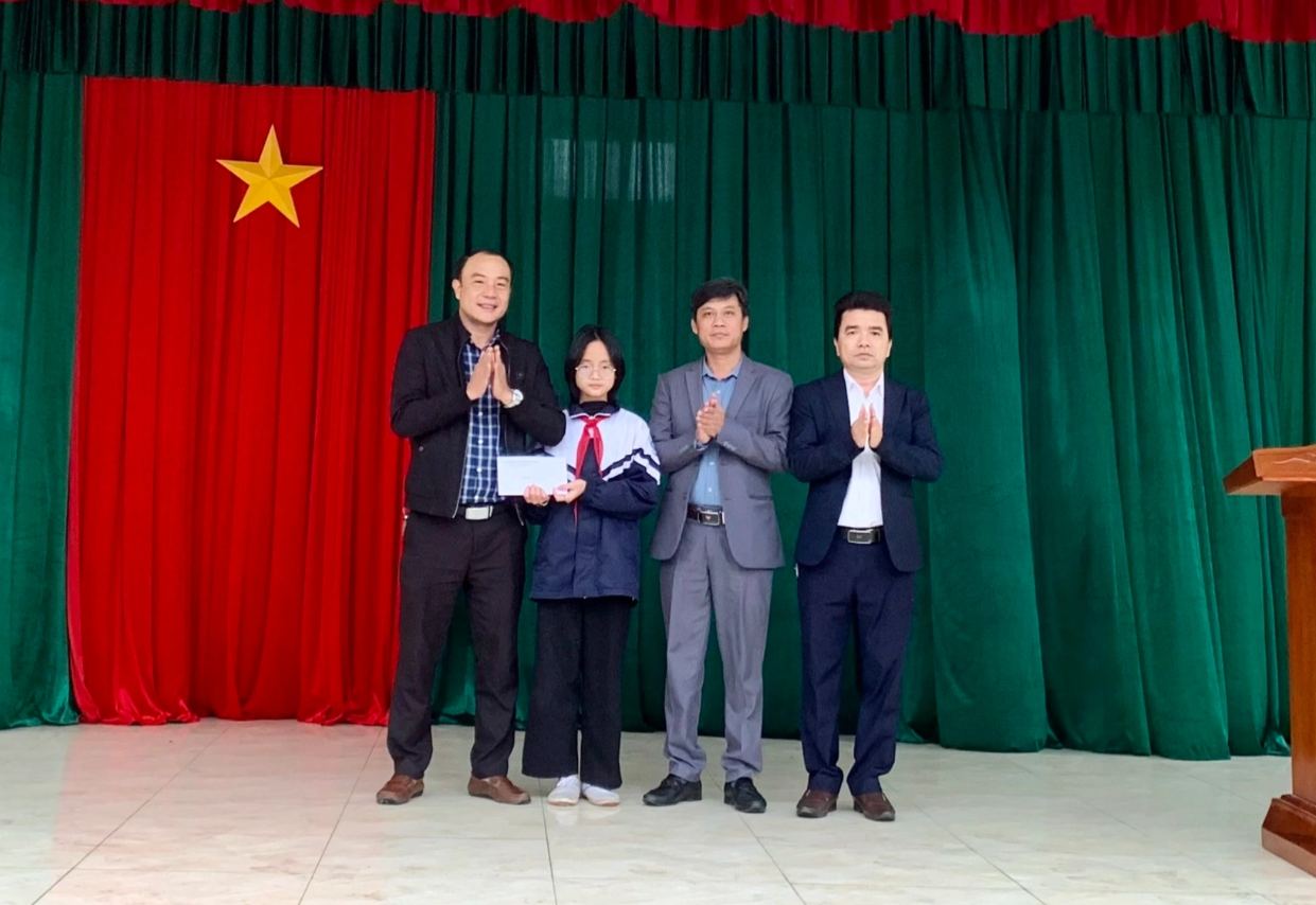 tuyen duong nu sinh lop 6 nhat duoc vang nho me tim chu nhan tra lai2