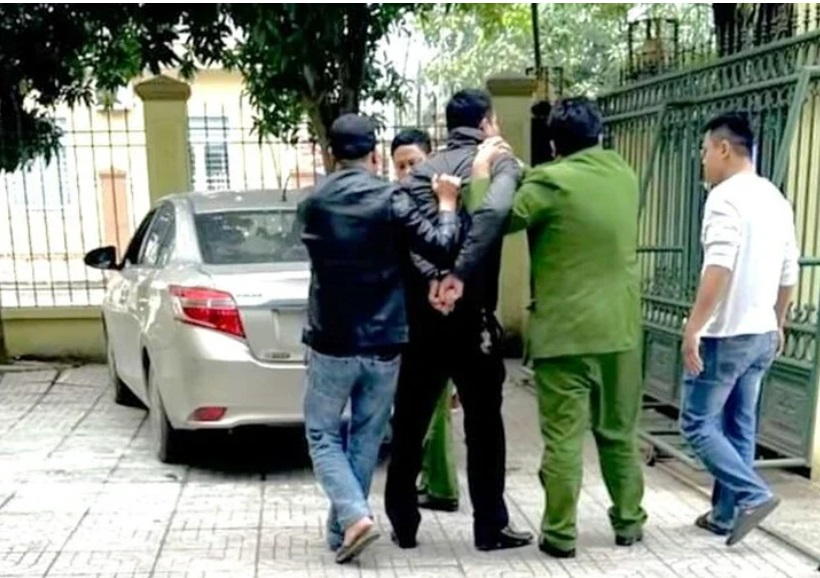 bat ngo danh tinh thanh nien dung mu bao hiem dap vo kinh o to sau va cham giao thong1 bat ngo danh tinh thanh nien dung mu bao hiem dap vo kinh o to sau va cham giao thong1