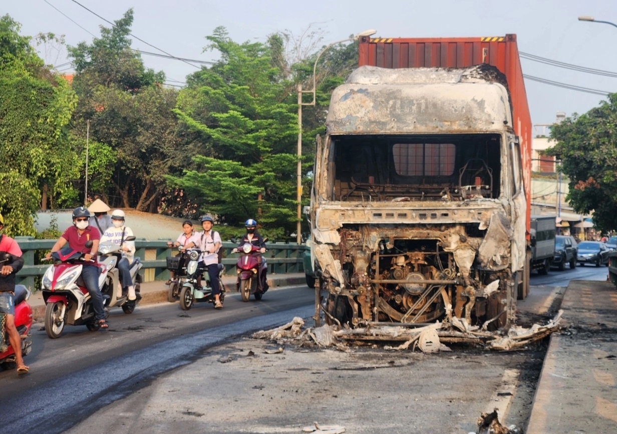 xe container bat ngo boc chay du doi duong quoc lo un tac keo dai xe container bat ngo boc chay du doi duong quoc lo un tac keo dai