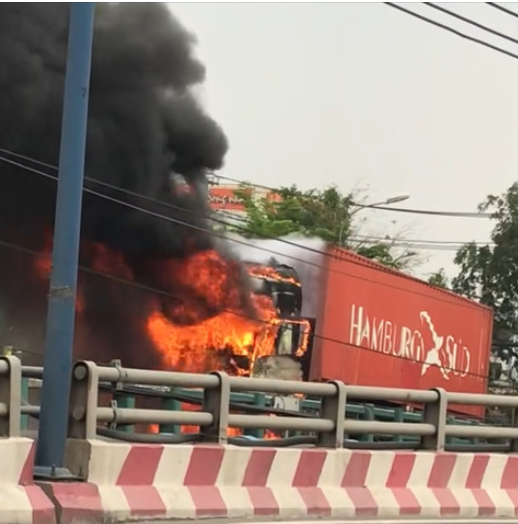 xe container bat ngo boc chay du doi duong quoc lo un tac keo dai3 xe container bat ngo boc chay du doi duong quoc lo un tac keo dai3