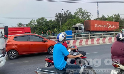 xe container bat ngo boc chay du doi duong quoc lo un tac keo dai4 xe container bat ngo boc chay du doi duong quoc lo un tac keo dai4