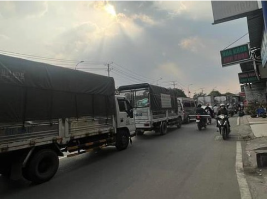 xe container bat ngo boc chay du doi duong quoc lo un tac keo dai5 xe container bat ngo boc chay du doi duong quoc lo un tac keo dai5