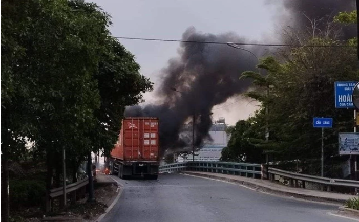 xe container bat ngo boc chay du doi duong quoc lo un tac keo dai6 xe container bat ngo boc chay du doi duong quoc lo un tac keo dai6