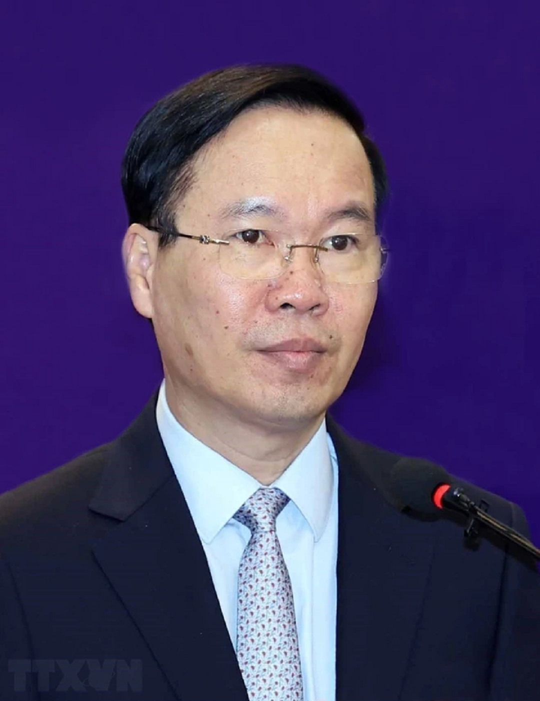 ban chap hanh tw dang dong y de dong chi vo van thuong thoi giu cac chuc vu
