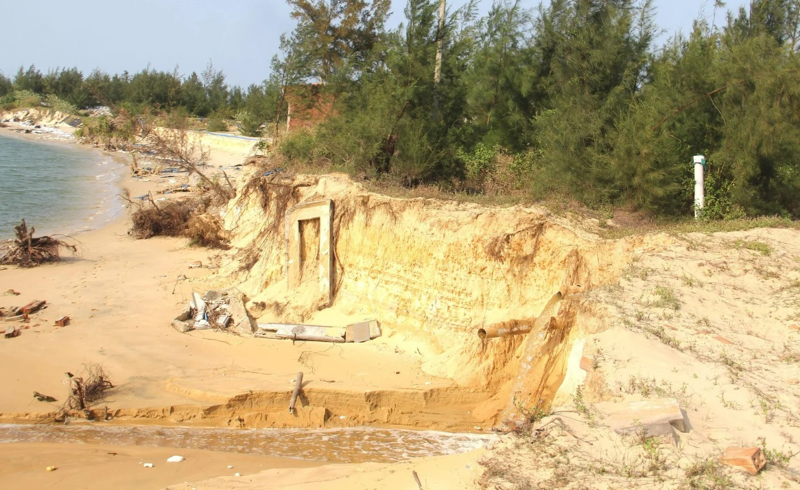 Tin trong nước - Sạt lở nghiêm trọng bờ biển ở Quảng Nam, hàng chục căn nhà tạm bị 'nuốt chửng' (Hình 5).