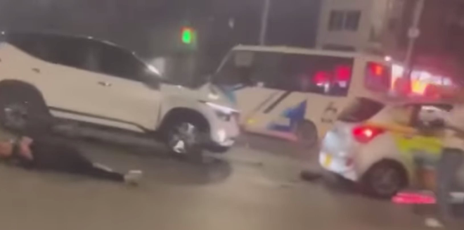 taxi tong truc dien xe may dung den do 2 nguoi bi hat vang nam bat dong taxi tong truc dien xe may dung den do 2 nguoi bi hat vang nam bat dong
