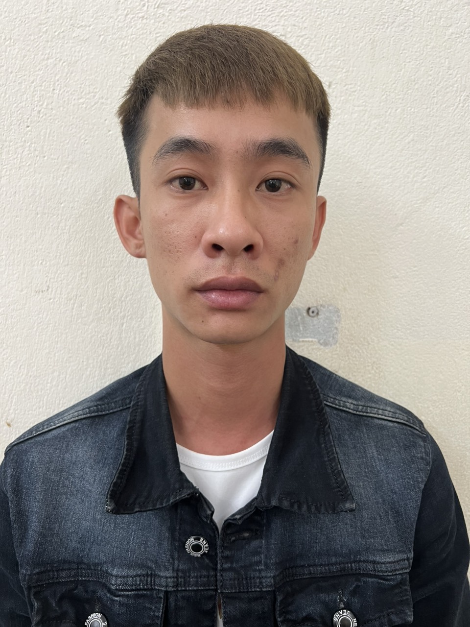 vu dan anh sinh vien truoc cong ky tuc xa de doi no tiet lo loi khai cua nghi pham2 vu dan anh sinh vien truoc cong ky tuc xa de doi no tiet lo loi khai cua nghi pham2