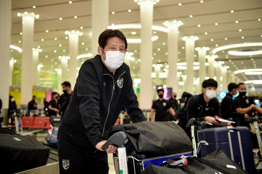 hlv akira nishino nuoi tiec khi hoc tro bo roi tuyen thai lan