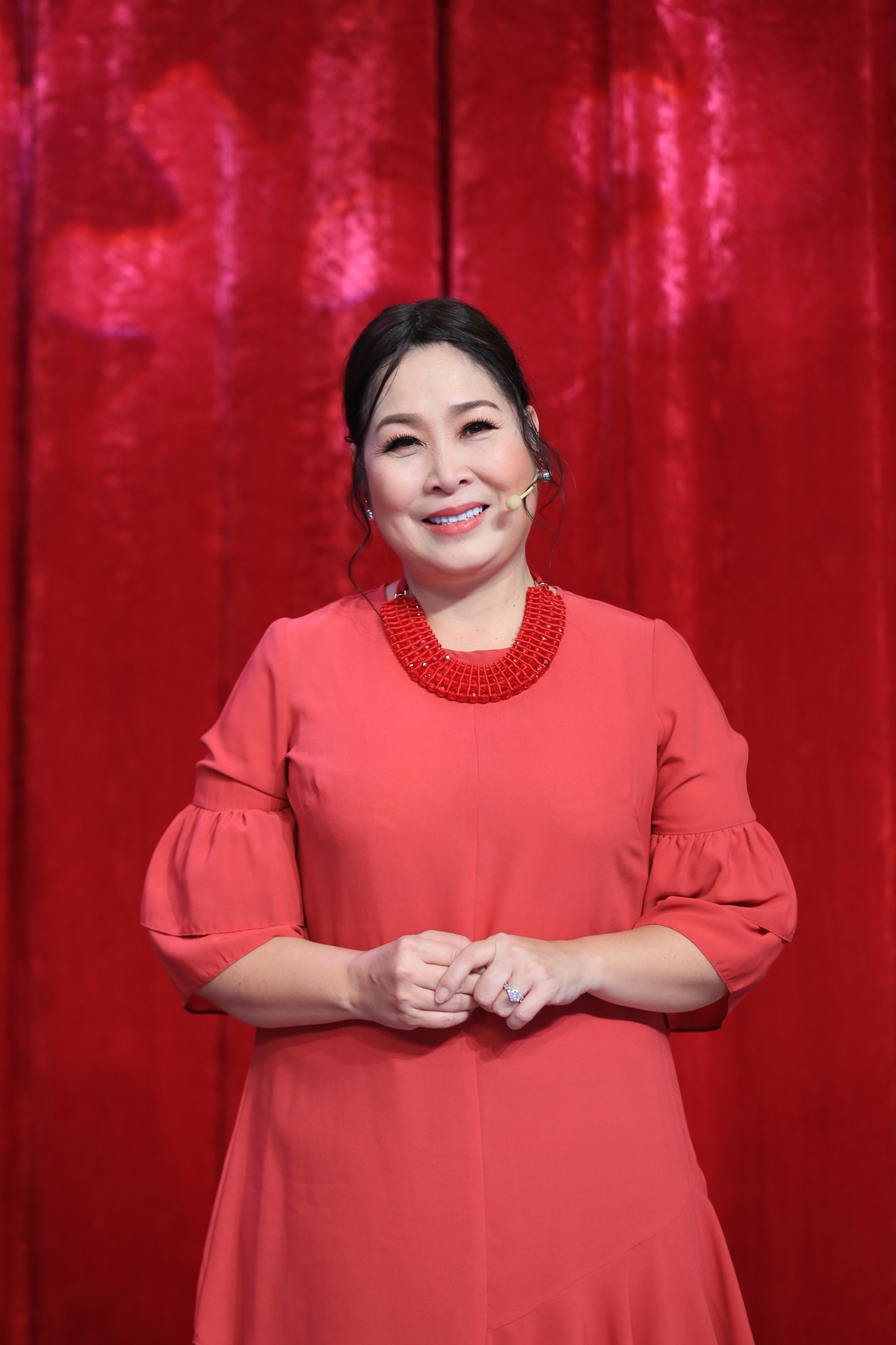 nsnd hong van len tieng ve on ao voi doanh nhan phuong hang khang dinh khong quen biet ong vo hoang yen2