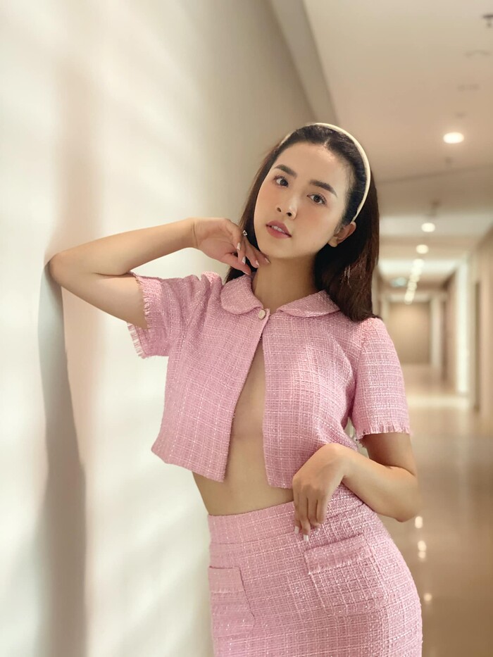 a hau thuy an tha rong khoe vong 1 ho hung bo vay nua kin nua ho khien ai nay me man2 a hau thuy an tha rong khoe vong 1 ho hung bo vay nua kin nua ho khien ai nay me man2