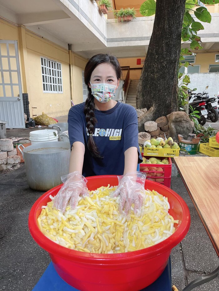 mai phuong thuy dien trang phuc dang yeu di ung ho bac si tuyen dau chong dich1 mai phuong thuy dien trang phuc dang yeu di ung ho bac si tuyen dau chong dich1