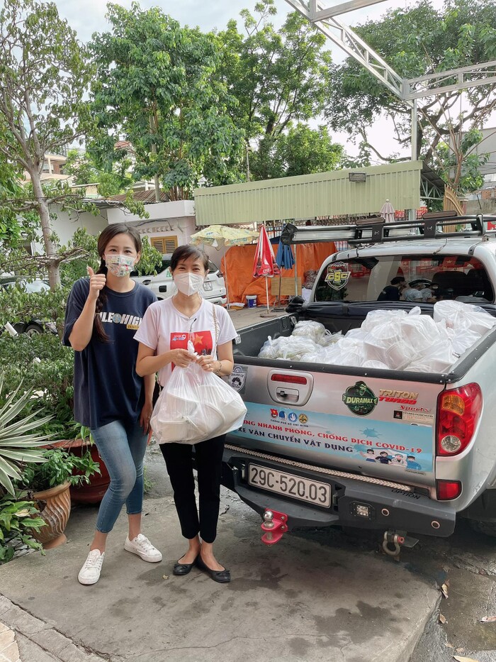 mai phuong thuy dien trang phuc dang yeu di ung ho bac si tuyen dau chong dich4 mai phuong thuy dien trang phuc dang yeu di ung ho bac si tuyen dau chong dich4