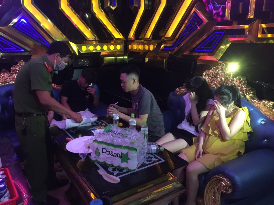 quang tri phat hien nhom thanh nien bay lac tai quan karaoke 29 nguoi duong tinh voi ma tuy1 quang tri phat hien nhom thanh nien bay lac tai quan karaoke 29 nguoi duong tinh voi ma tuy1