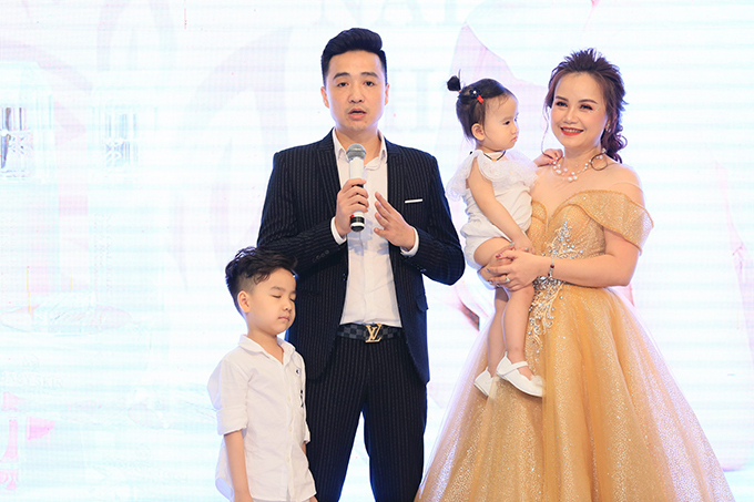co xuyen ve nha di con va chuyen tinh lang man voi nguoi chong thu 4 4 co xuyen ve nha di con va chuyen tinh lang man voi nguoi chong thu 4 4