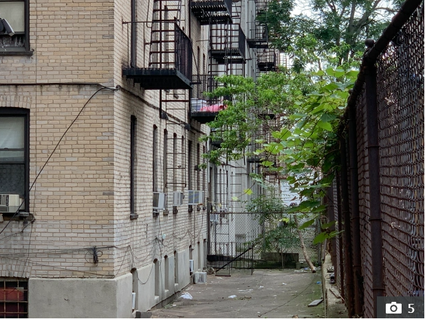 nguoi phu nu khoa than nem con gai so sinh ra khoi cua so khoanh khac kinh hoang duoc hang xom ke lai1