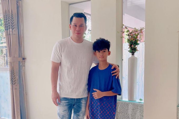 chong cu le quyen choi lon thue chuyen co khung dua con trai di du lich giua mua dich3 chong cu le quyen choi lon thue chuyen co khung dua con trai di du lich giua mua dich3