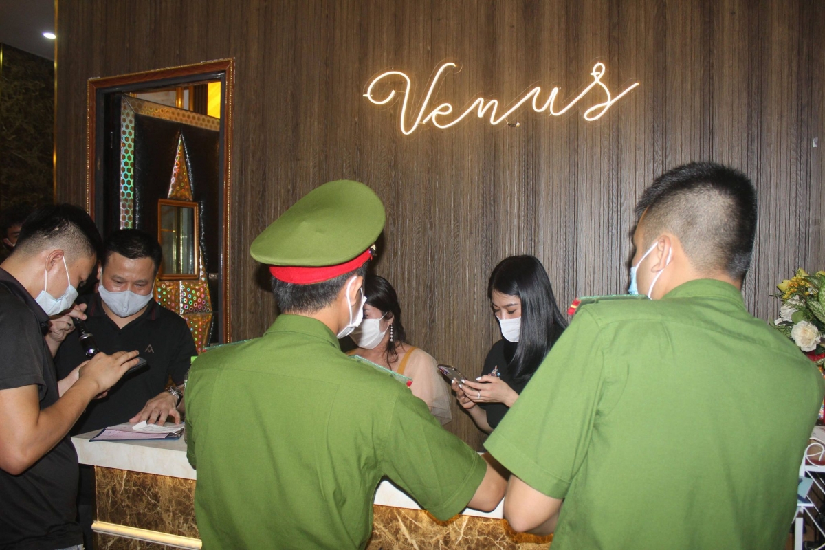 ha noi xu ly quan karaoke mo cua cho khach nuoc ngoai bay lac giua mua dich1 ha noi xu ly quan karaoke mo cua cho khach nuoc ngoai bay lac giua mua dich1