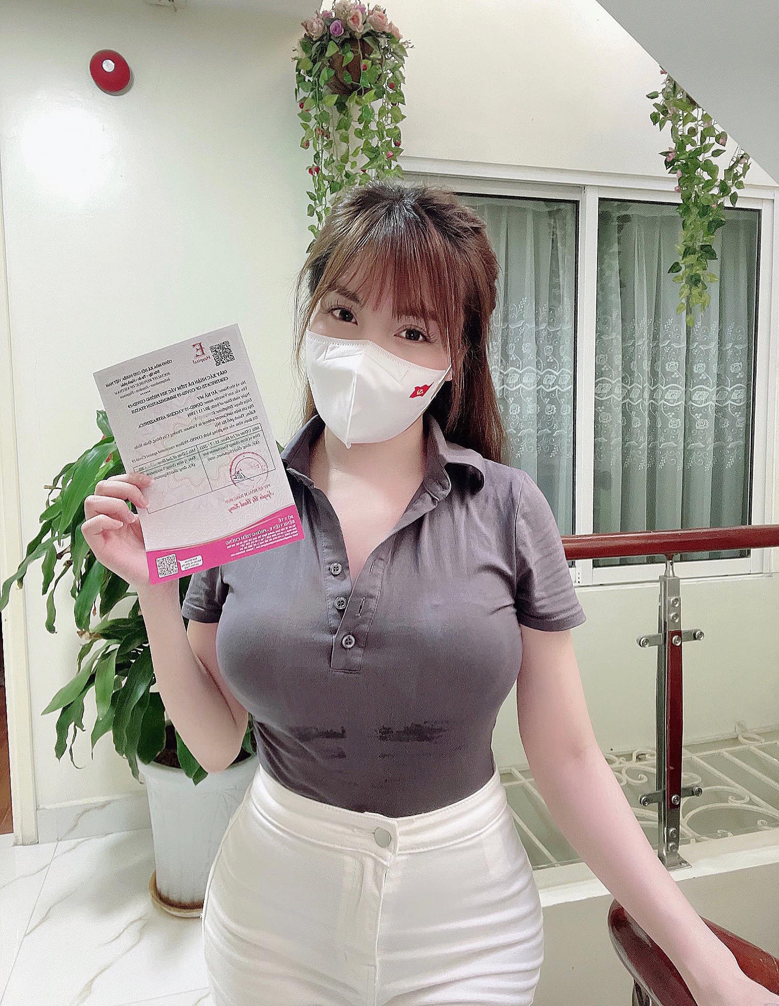 au ha my khoe cap tuyet le nhu chuc tran ra ngoai khi di tiem vaccine ngua covid 19 2 au ha my khoe cap tuyet le nhu chuc tran ra ngoai khi di tiem vaccine ngua covid 19 2