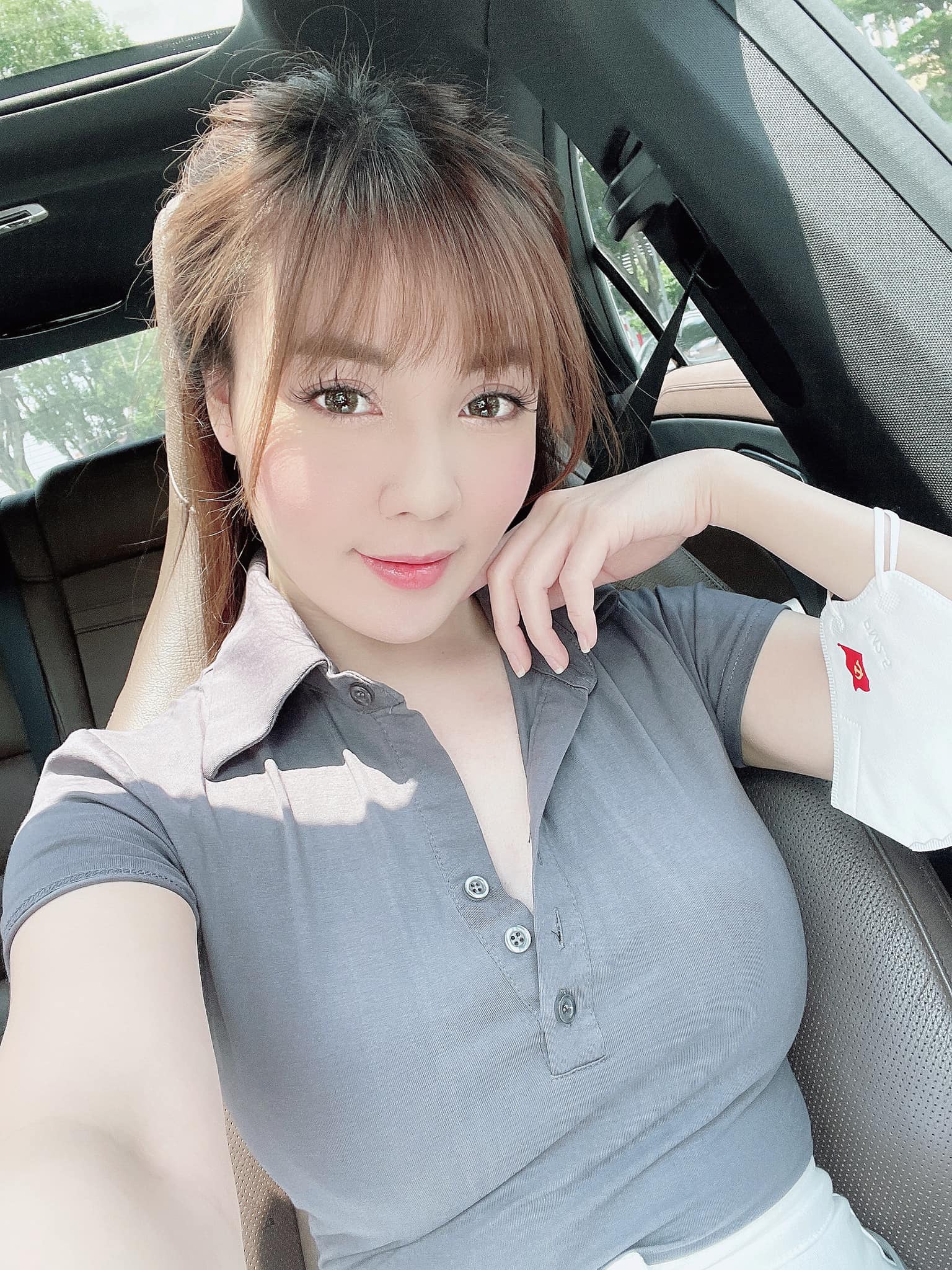 au ha my khoe cap tuyet le nhu chuc tran ra ngoai khi di tiem vaccine ngua covid 19 3 au ha my khoe cap tuyet le nhu chuc tran ra ngoai khi di tiem vaccine ngua covid 19 3