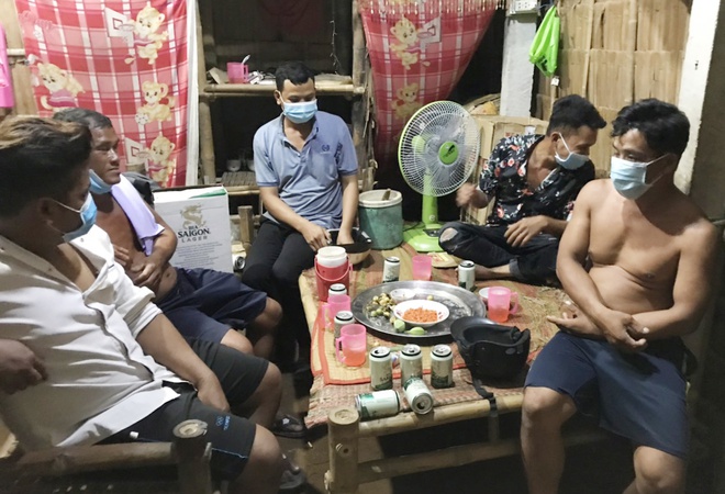 tu tap an nhau khi dang gian cach nhom 5 nguoi bi phat 75 trieu dong1 tu tap an nhau khi dang gian cach nhom 5 nguoi bi phat 75 trieu dong1