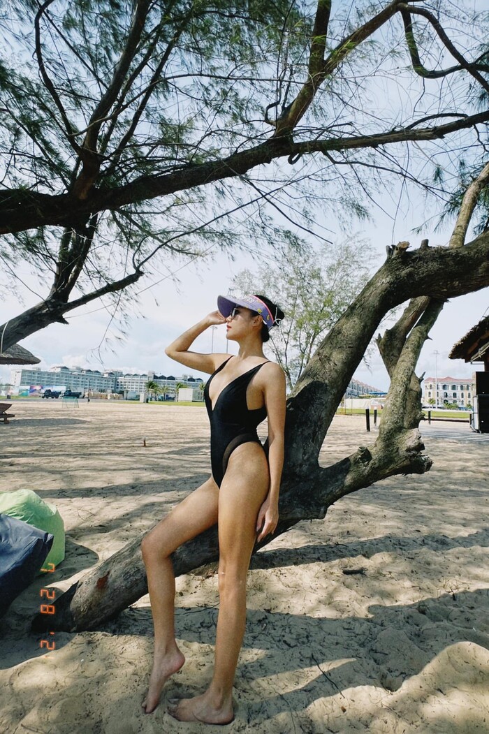 van mai huong mac bikini tao bao khoe duong cong boc lua cung doi chan dai mien man1 van mai huong mac bikini tao bao khoe duong cong boc lua cung doi chan dai mien man1