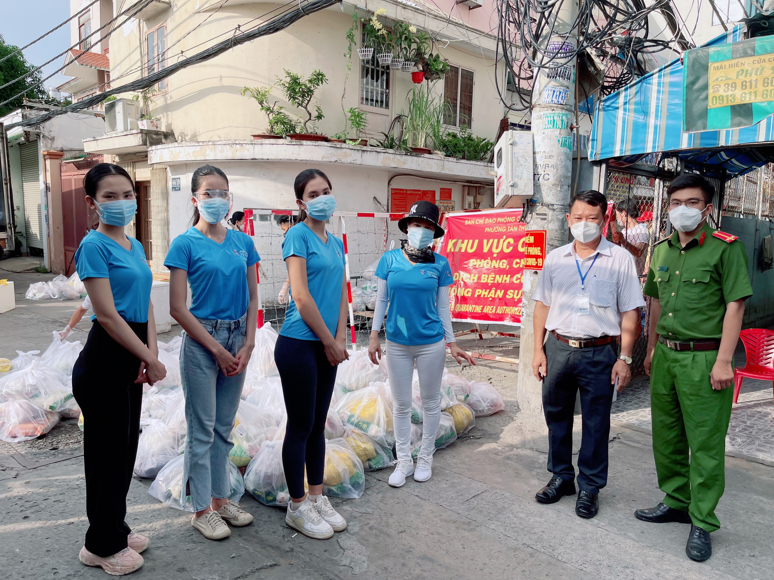 tieu vy phuong anh va ba trum hoa hau chi vien luong thuc cho lao dong ngheo tai cac khu tro1 tieu vy phuong anh va ba trum hoa hau chi vien luong thuc cho lao dong ngheo tai cac khu tro1