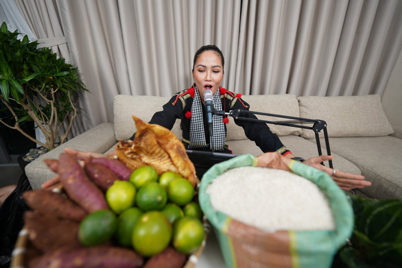 hoa hau h hen nie livestream ban nong san mua dich chot lien tiep duoc hon 1000 don hang2 hoa hau h hen nie livestream ban nong san mua dich chot lien tiep duoc hon 1000 don hang2