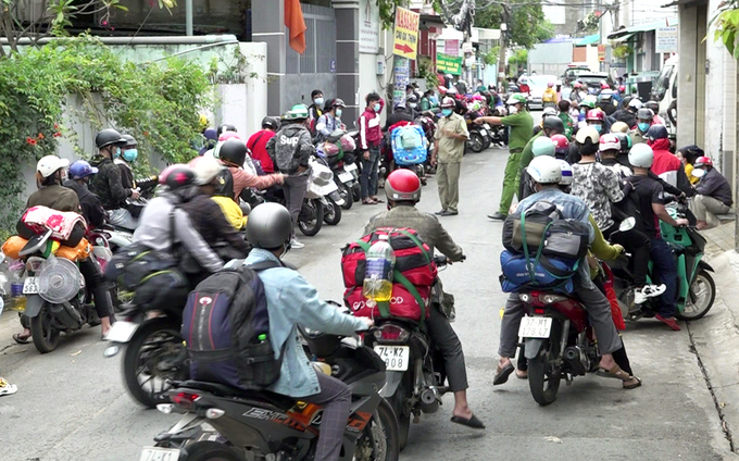 tphcm dong nguoi do xo ve que tranh dich cua ngo thanh pho un tac2 tphcm dong nguoi do xo ve que tranh dich cua ngo thanh pho un tac2