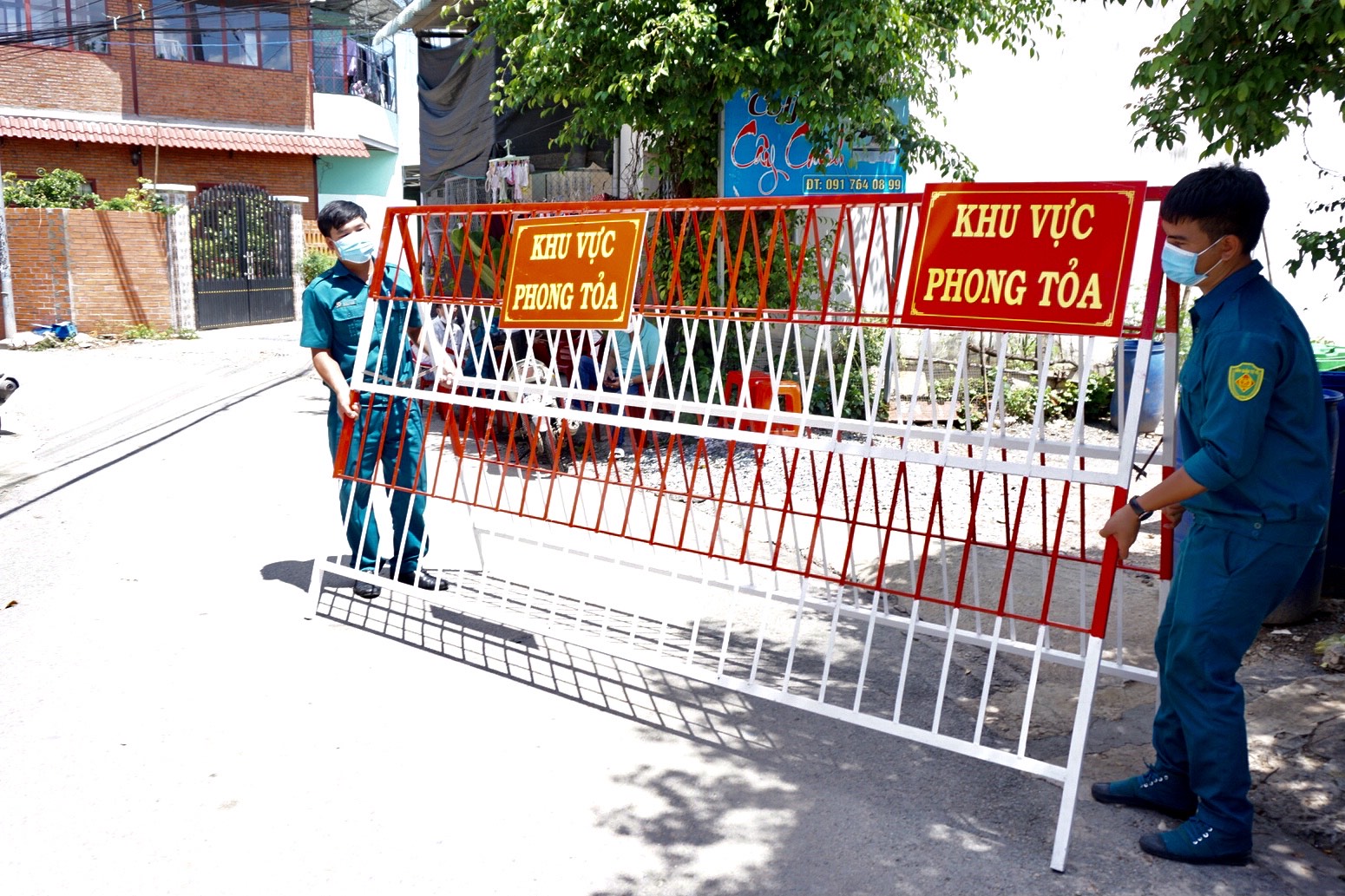 binh duong tam dinh chi cong tac bi thu va chu tich phuong do lo la chong dich11 binh duong tam dinh chi cong tac bi thu va chu tich phuong do lo la chong dich11