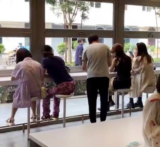 nam thanh nien mua tra sua lam quen ban gai khac gioi danh tinh co gai noi tieng khien ai cung ngo ngang1 nam thanh nien mua tra sua lam quen ban gai khac gioi danh tinh co gai noi tieng khien ai cung ngo ngang1
