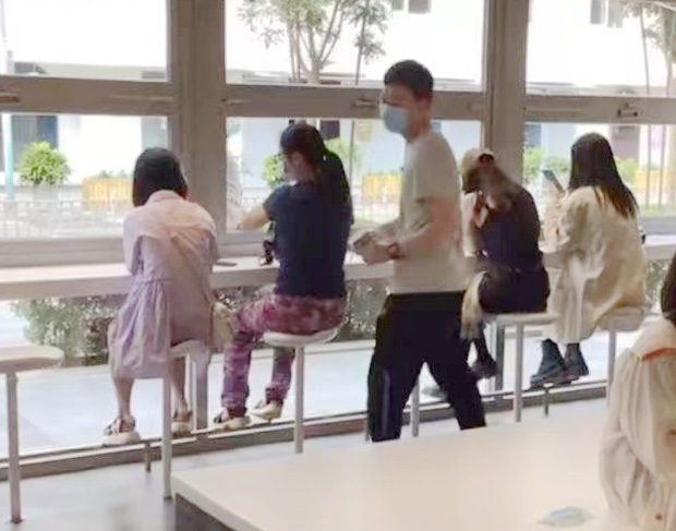 nam thanh nien mua tra sua lam quen ban gai khac gioi danh tinh co gai noi tieng khien ai cung ngo ngang2 nam thanh nien mua tra sua lam quen ban gai khac gioi danh tinh co gai noi tieng khien ai cung ngo ngang2