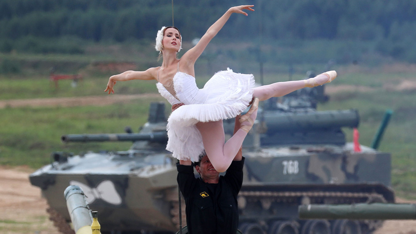army games 2021 vu cong mua ballet tren xe tang chu luc t 72 1 army games 2021 vu cong mua ballet tren xe tang chu luc t 72 1
