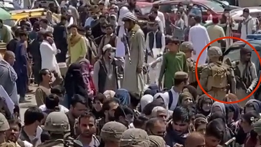 khoanh khac linh my dung canh sat mat doi mat taliban ngoai san bay kabul11 khoanh khac linh my dung canh sat mat doi mat taliban ngoai san bay kabul11