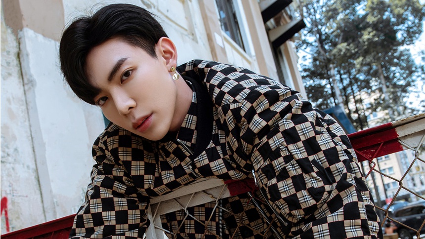 ca si erik chinh thuc phan hoi thong tin di thu am giua mua dich covid 19 5