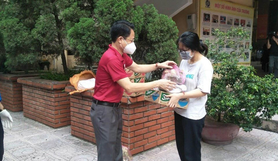 sinh vien mac ket o ha noi cam on vi chung em khong bi bo roi 1 sinh vien mac ket o ha noi cam on vi chung em khong bi bo roi 1