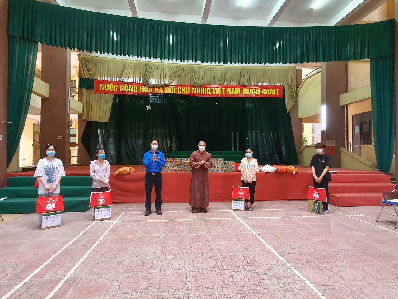 sinh vien mac ket o ha noi cam on vi chung em khong bi bo roi 2 sinh vien mac ket o ha noi cam on vi chung em khong bi bo roi 2