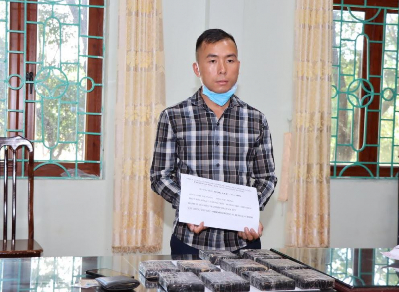 lai chau bat giu doi tuong mua ban ma tuy thu giu 10 banh heroinq1