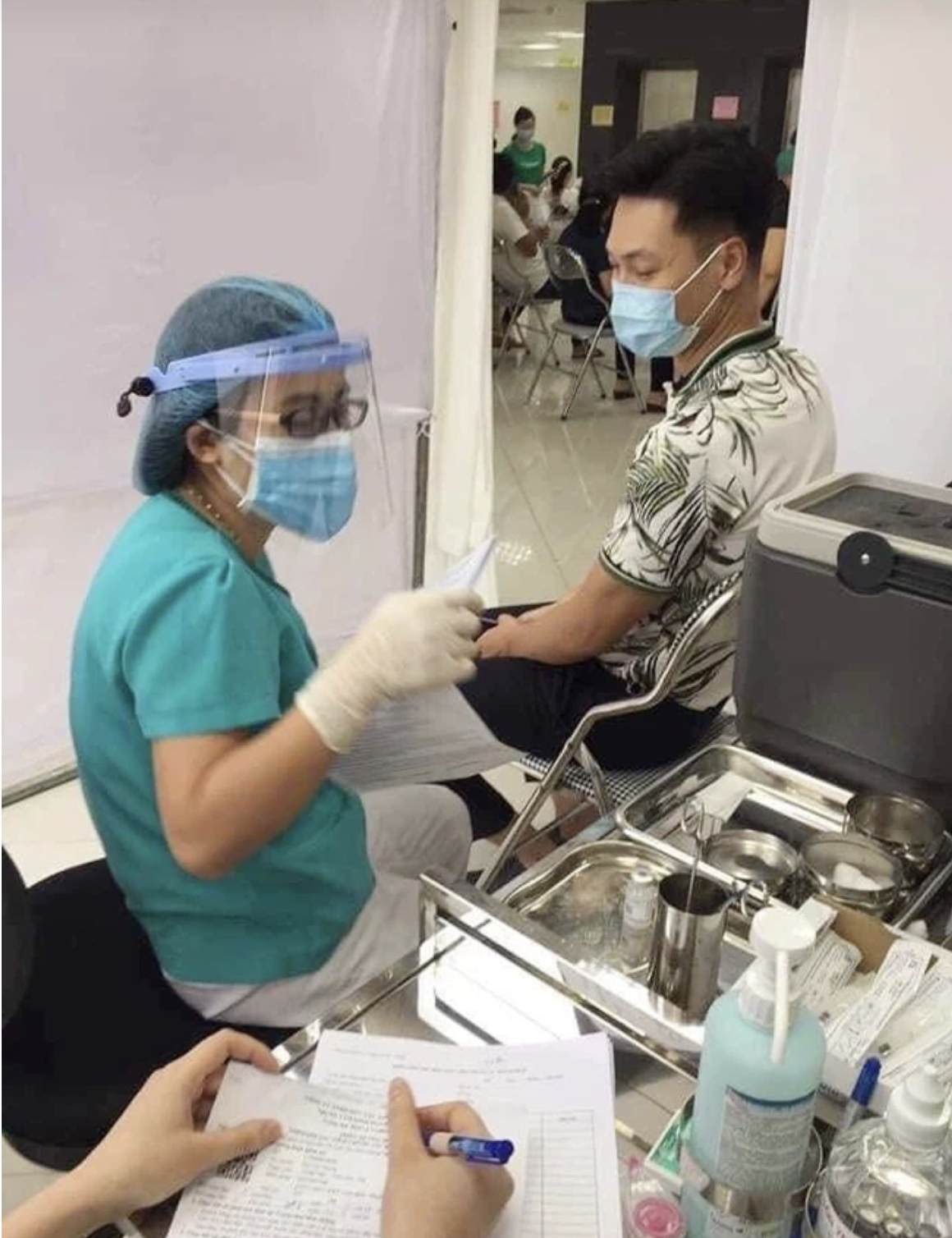 manh truong phuong oanh cung di tiem vaccine duoc fan khen ngoi nuc no vi ly do dac biet2 manh truong phuong oanh cung di tiem vaccine duoc fan khen ngoi nuc no vi ly do dac biet2
