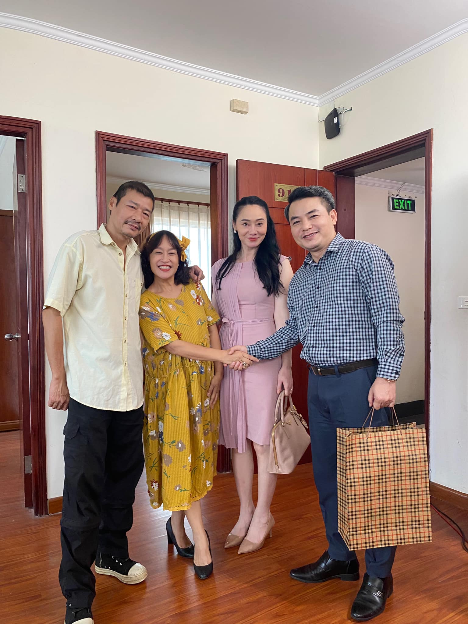 huong vi tinh than phan 2 ba xuan tung anh hau truong vui ve cua dai gia dinh 6 huong vi tinh than phan 2 ba xuan tung anh hau truong vui ve cua dai gia dinh 6