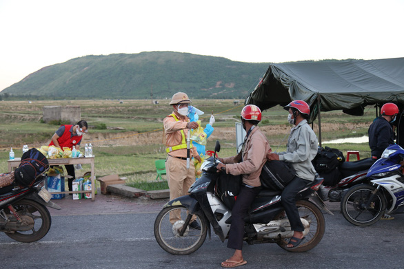 ha tinh nam thanh nien tu nan tren duong truc chot phong dich covid 19 1 ha tinh nam thanh nien tu nan tren duong truc chot phong dich covid 19 1