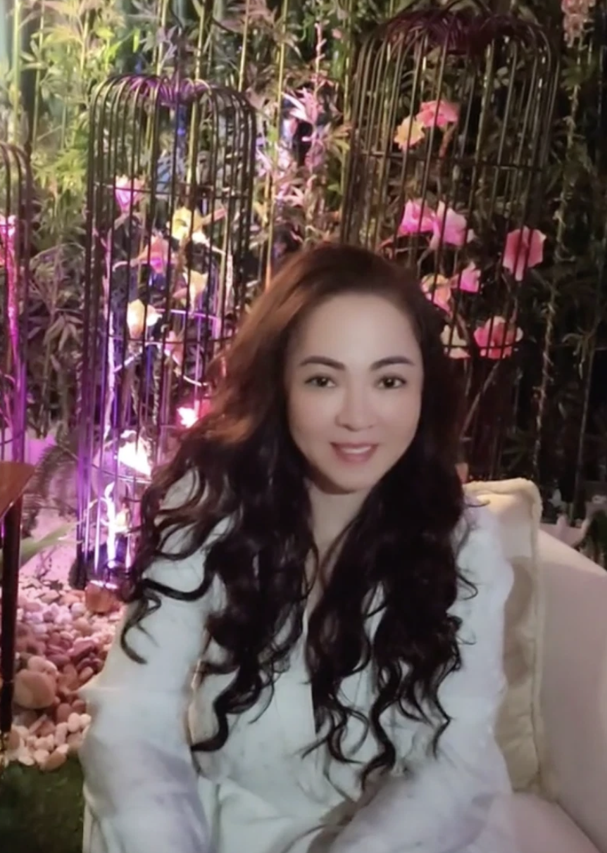 ba nguyen phuong hang lo anh mat moc tu nhan hien lanh khac xa tren livestream2 ba nguyen phuong hang lo anh mat moc tu nhan hien lanh khac xa tren livestream2