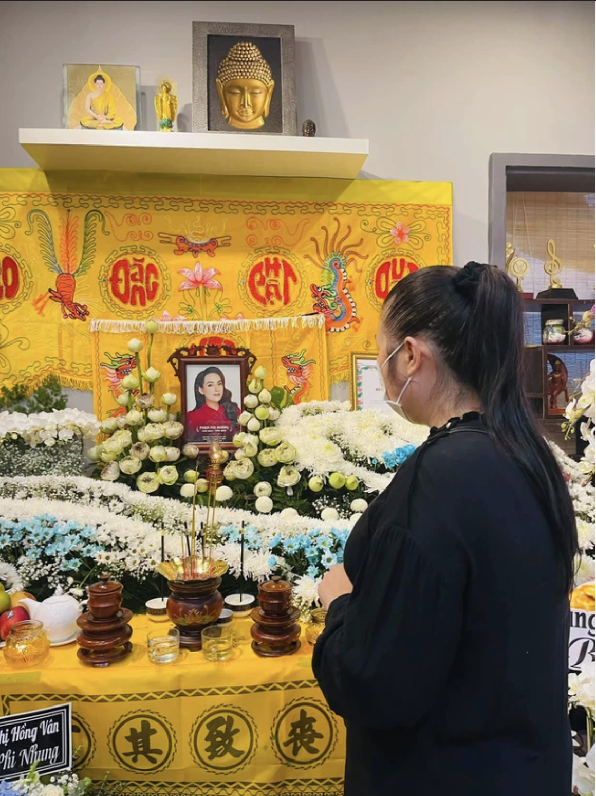 nghe si hong van cung dong nghiep lang le den tien biet co ca si phi nhung 1 nghe si hong van cung dong nghiep lang le den tien biet co ca si phi nhung 1