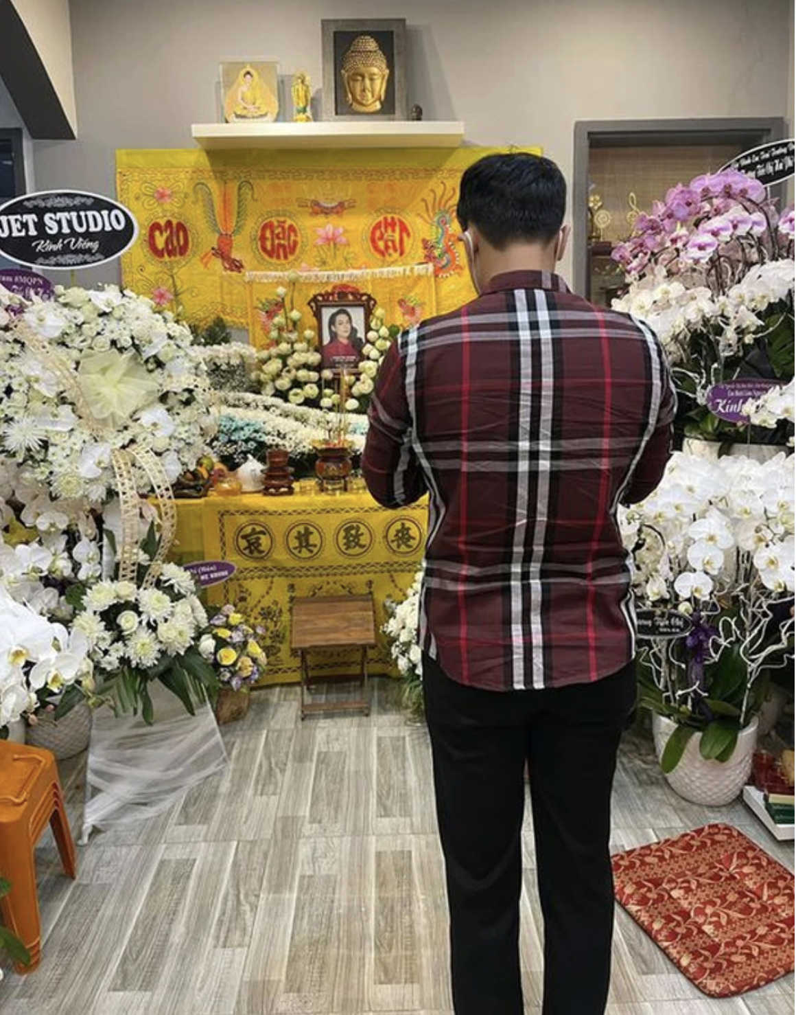 nghe si hong van cung dong nghiep lang le den tien biet co ca si phi nhung 2 nghe si hong van cung dong nghiep lang le den tien biet co ca si phi nhung 2