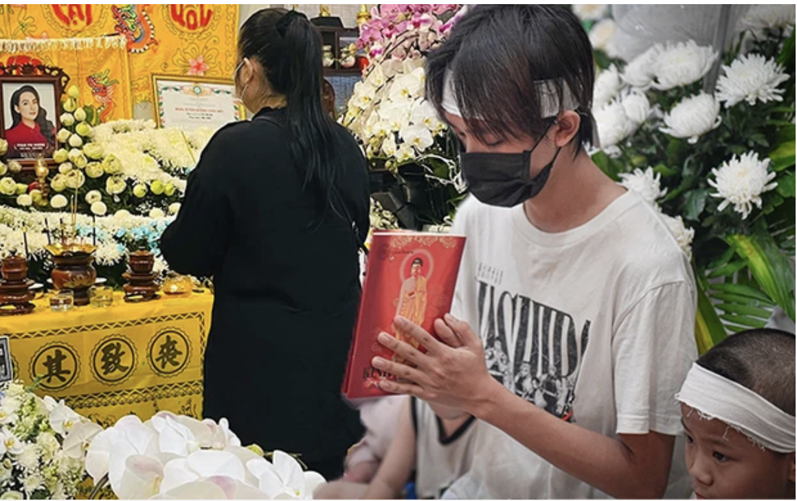 nghe si hong van cung dong nghiep lang le den tien biet co ca si phi nhung 3 nghe si hong van cung dong nghiep lang le den tien biet co ca si phi nhung 3